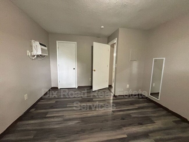 Building Photo - 739 Trumbull St