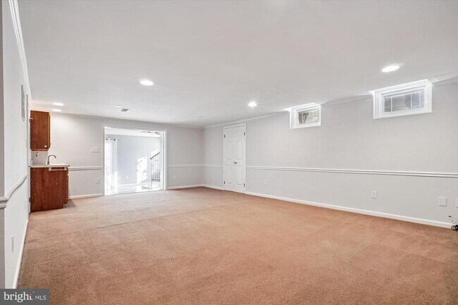 Building Photo - 4623 University Dr