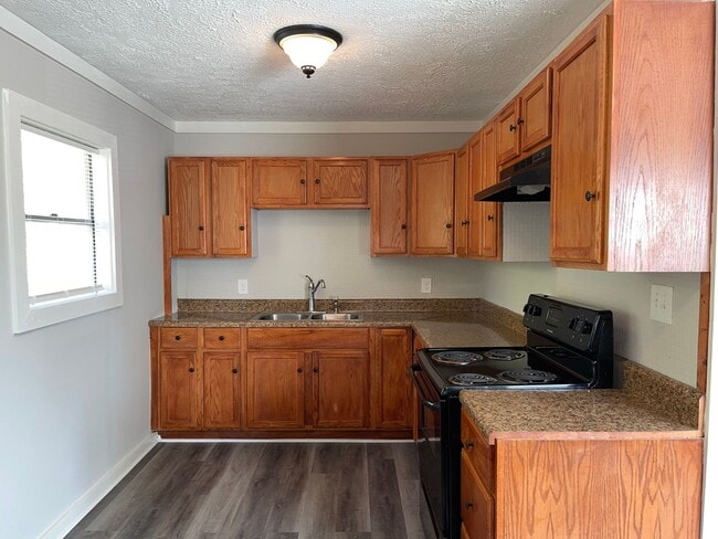 Building Photo - Renovated 3 Bed/1 Bath Ranch