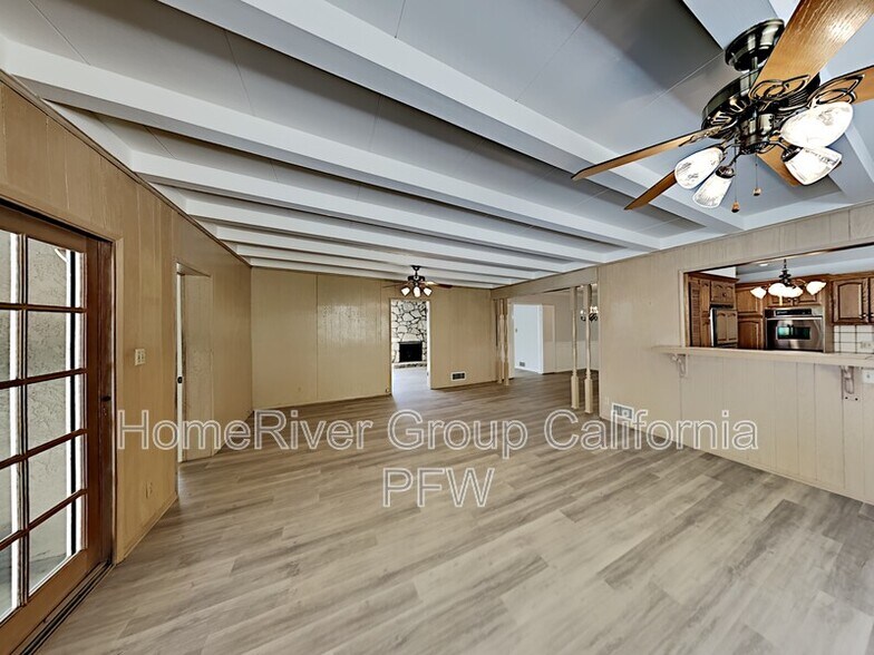 Building Photo - 2431 Sleepy Hollow Dr