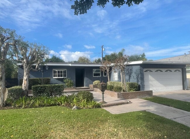 Building Photo - Gorgeous Remodeled 3 Bedroom 2 Bath Pool H...