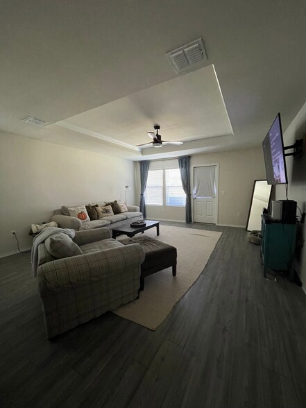 Building Photo - 1813 Acacia Dr