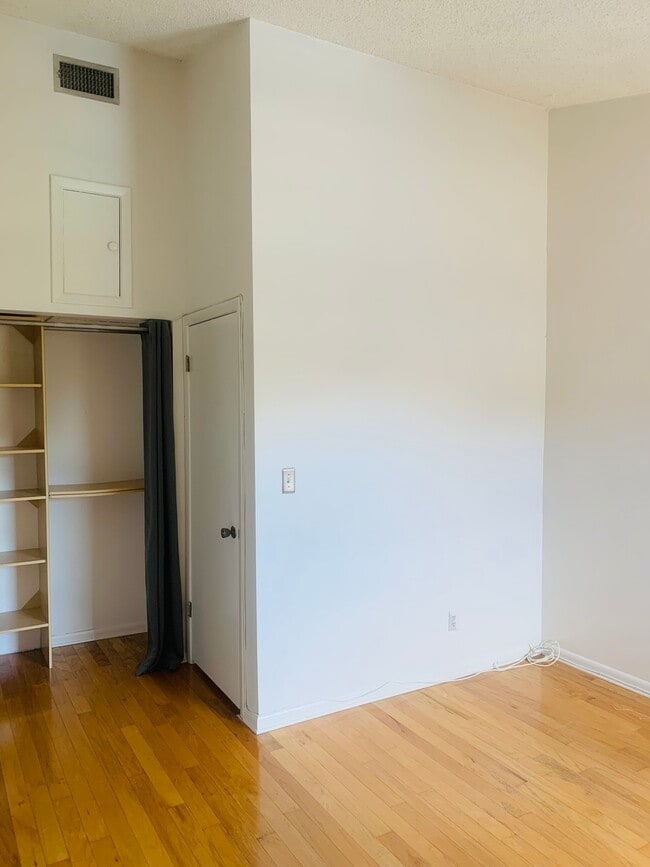 Building Photo - 4523 La Carmen Ct