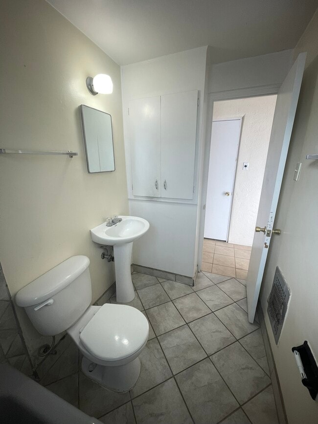 Building Photo - 3112 Colorado St NE