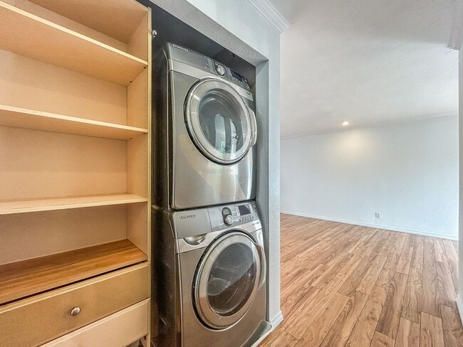 Building Photo - Beautiful 2BD/2BA W/ Private Balcony and In-Unit Laundry in Midway District!