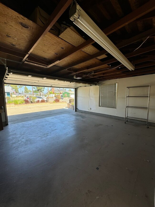 Building Photo - Garden Grove 3 bed 2 bath ready for you