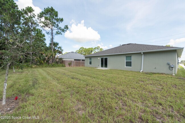 Building Photo - 2638 Lakeland Ave