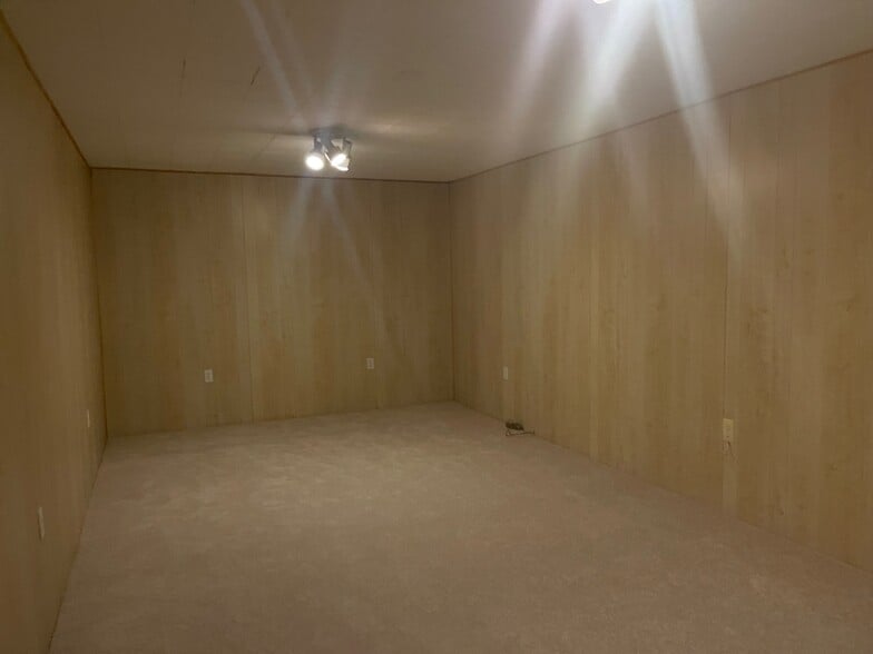 Basement Family Recreation Room - 9705 Glen Ave