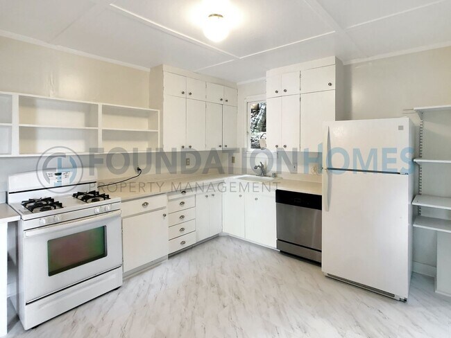 Building Photo - VIDEO Modern Home with Bay Views- Close to Town- FOUNDATION