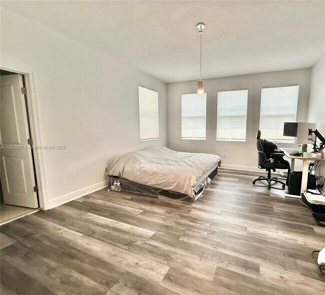 Building Photo - 2900 Cascada Isle Way
