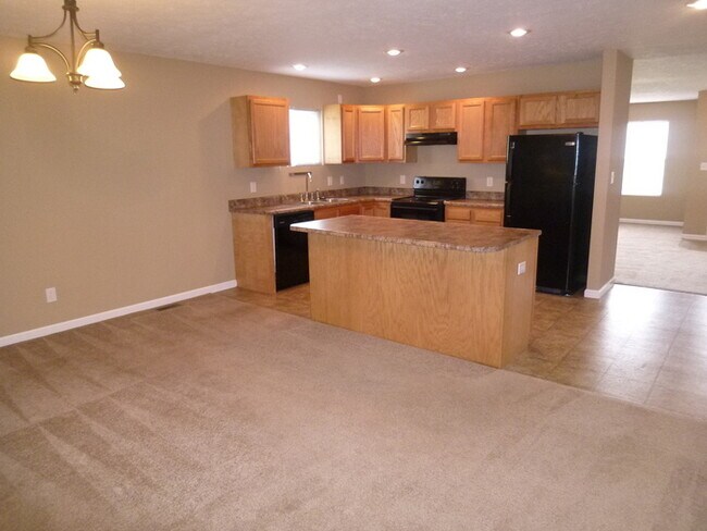 Building Photo - Spacious East Side 4 Bed 2 Bath Home, 2-Car Garage, Total Electric, Pets Welcome!
