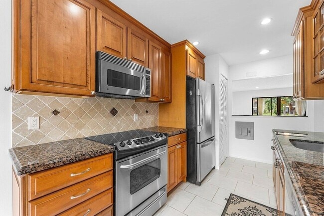 Building Photo - 8566 Casa Del Lago