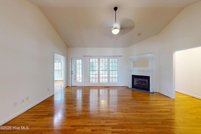 Building Photo - 1140 Greenbriar Dr