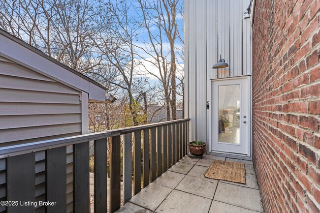 Building Photo - 902 E Jefferson St