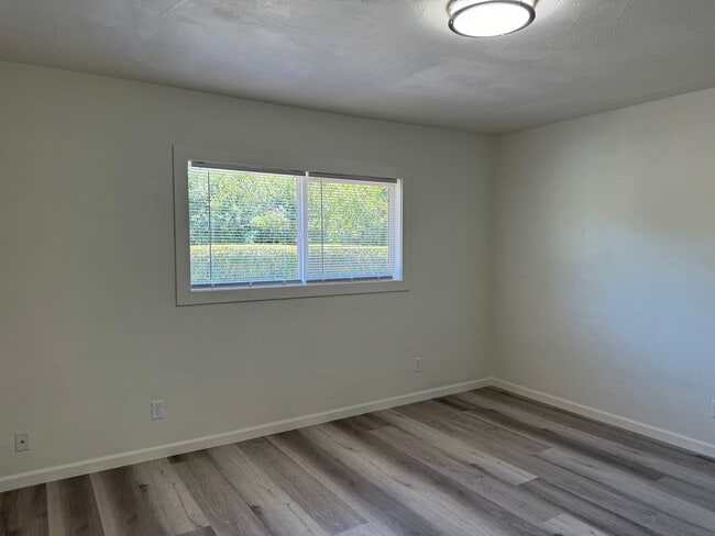 Building Photo - Fully updated 2 bed 1 bath single story duplex in a great location!