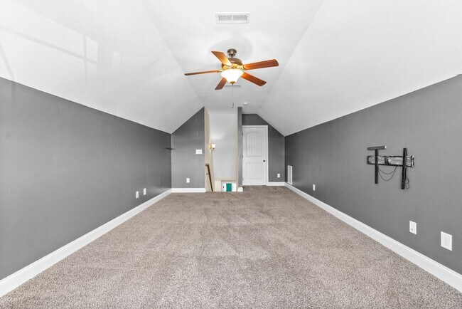 Building Photo - 3 Bedroom 2 Bath Home For Rent Near Post!