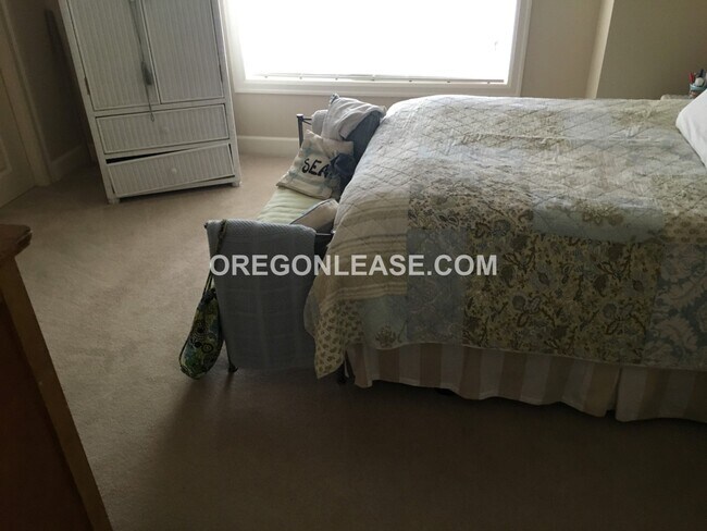 Building Photo - 3 bed 2.5 bath townhome in North Eugene