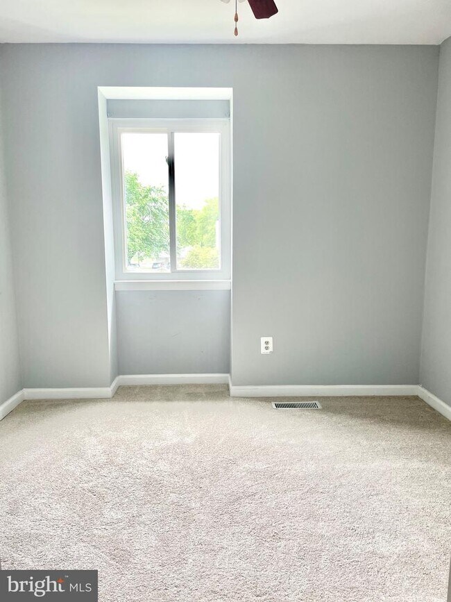 Building Photo - 1009 Kings Ct