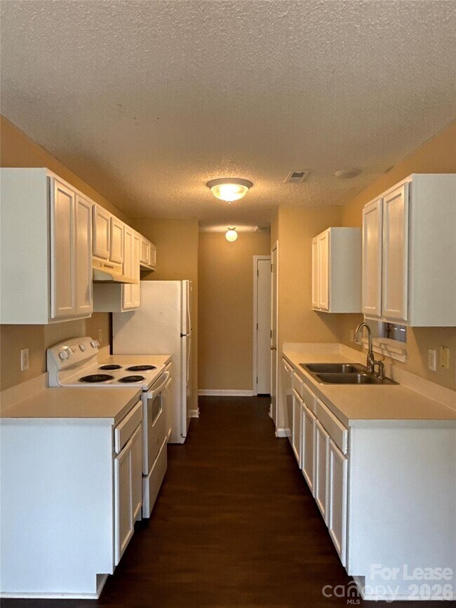 Building Photo - 7037 Breeders Cup Cir