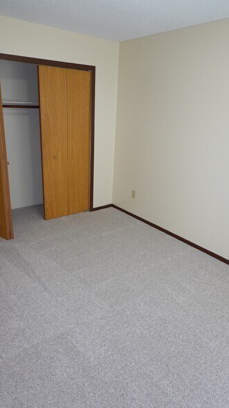 Second bedroom - 1610 Helena Rd N