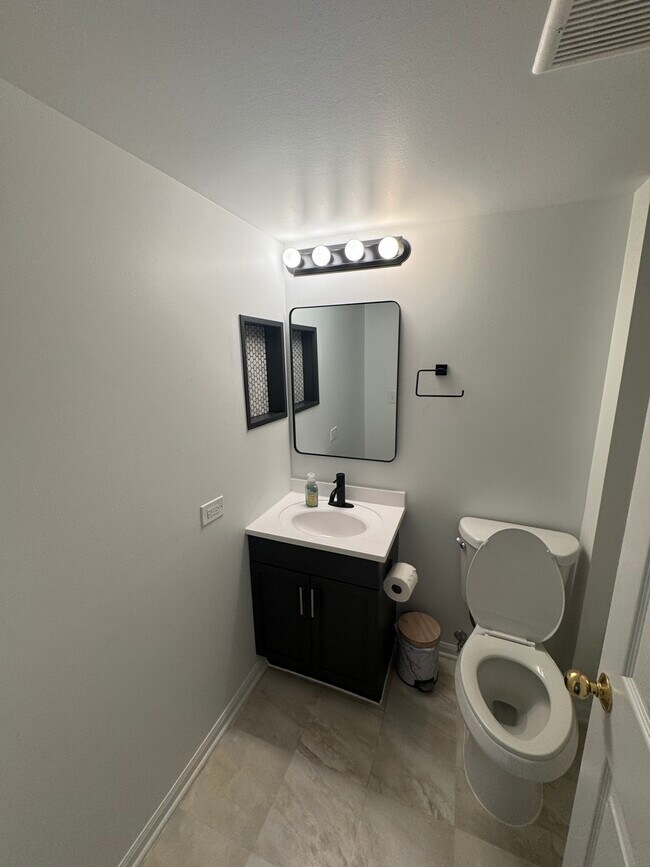 Guest Bathroom - 350 Wethington Dr