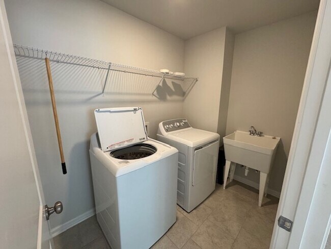 Building Photo - End-Unit Gem Near White Oak Crossing – Style, Space & Convenience!