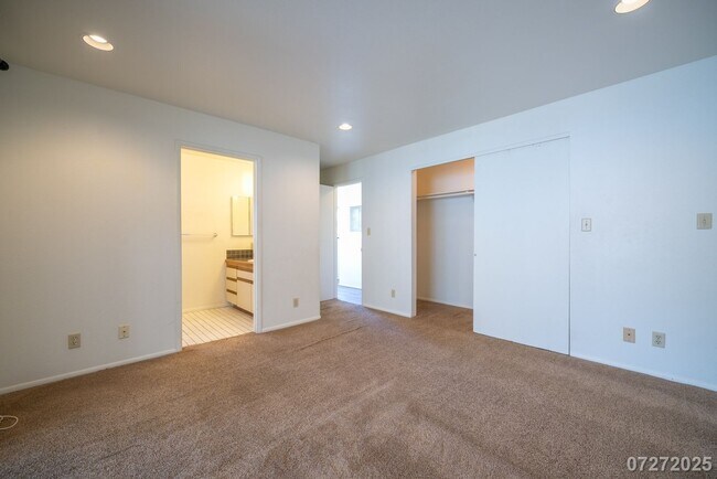 Building Photo - Beautiful and Large 3 bedroom 2.5 bath SFH...