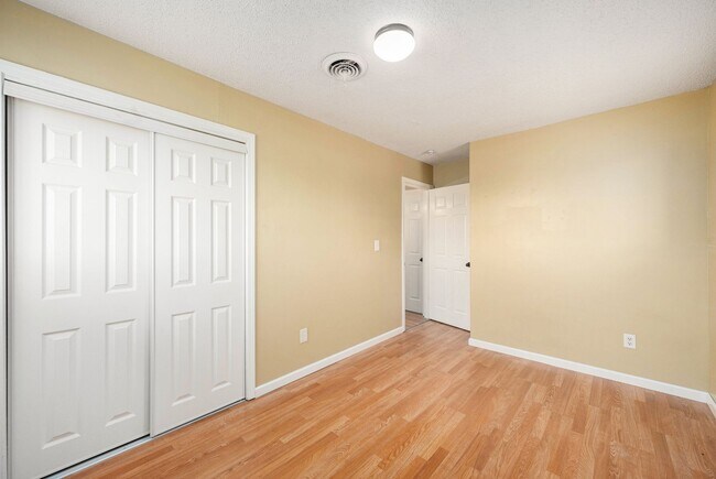 Building Photo - Beautiful 2BR/1BA Duplex in Independence!