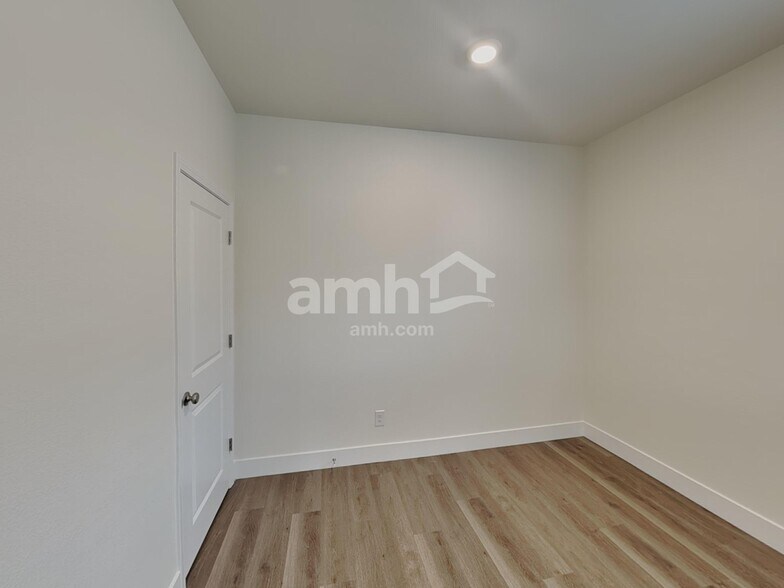 Building Photo - 874 English Primrose St