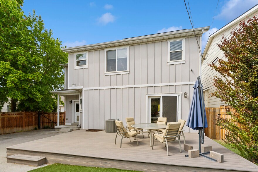 private back patio - 1044 E Wood Ave