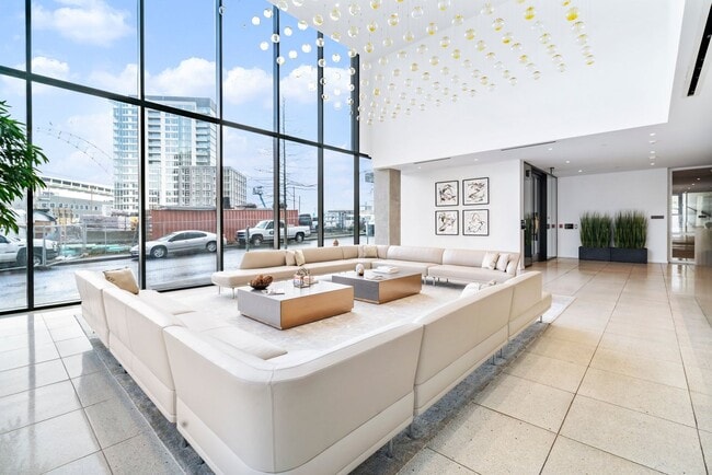 Building Photo - The Vista - 2 bed/2.5 bath Pearl District Condo w/parking/storage/concierge/most utilities/amenities