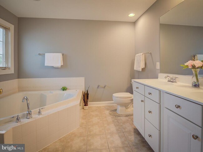 Building Photo - 8410 Chaucer House Ct