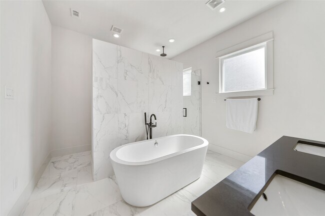 Building Photo - 620 E 26th St