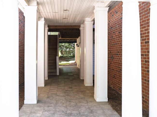 Building Photo - "Charming 3-Bedroom Condo with Cozy Fireplace - 1404 Sq Ft of Comfort in Prime NC Location!"