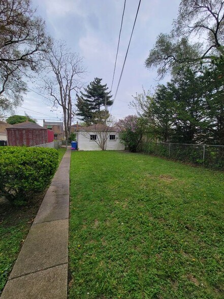 Building Photo - 10529 S Eberhart Ave