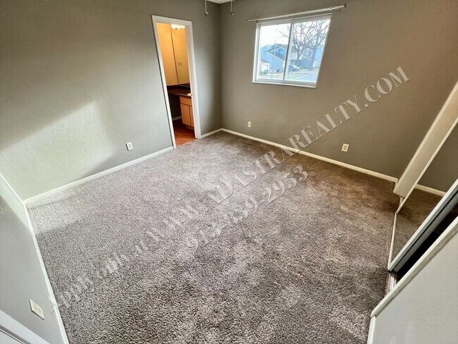 Building Photo - Beautiful Remodeled South KCMO Townhome-Available NOW!!