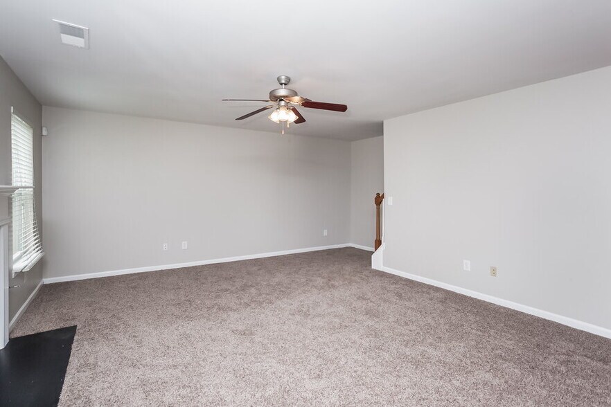 Building Photo - 2420 Valley Creek Dr