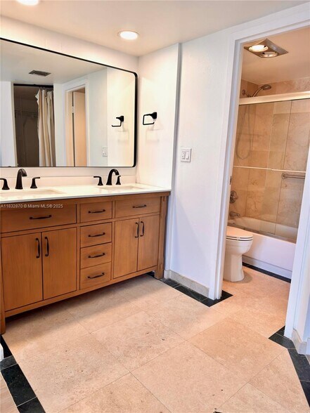 Building Photo - 3625 N Country Club Dr