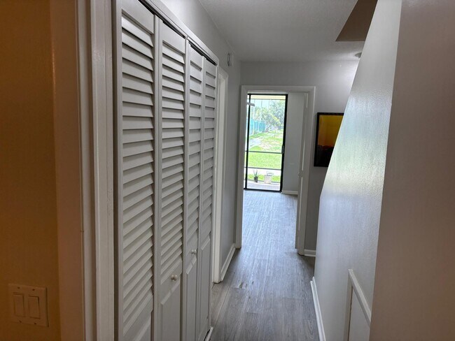 Building Photo - 2828 Tennis Club Dr