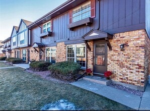Building Photo - South Denver, 2 bed 2.5 bath Townhome, 2 Car Parking, Close to Light Rail