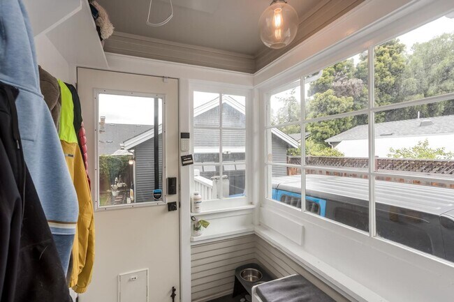 Building Photo - Charming Upgraded 2 Bedroom 2 Bath Rose Garden Home