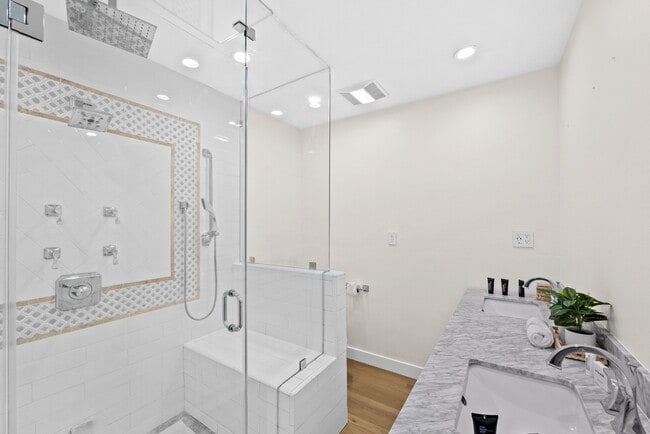 Building Photo - Traditional home | 3 bed 3 bath | Prime Pico-Robertson Area