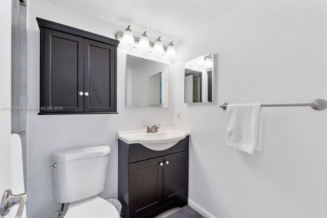 Building Photo - 143 Oakridge J