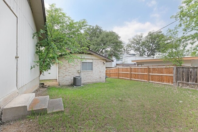 Building Photo - Leon Valley~Spacious 2 Bedroom~Updated Kitchen with Stainless Steel Appliances~2 Car Garage~Backyard