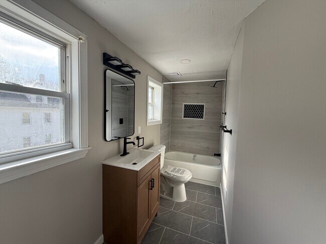 Building Photo - 18 Meadow St