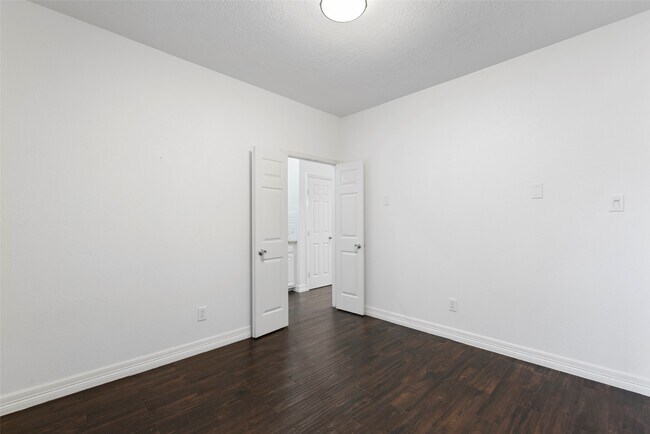 Building Photo - 9023 Eaglecove Dr