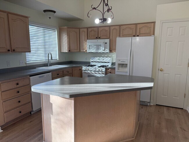 Building Photo - 5 Bedroom Home in Herriman; 2700 sq ft; Open Floor Plan