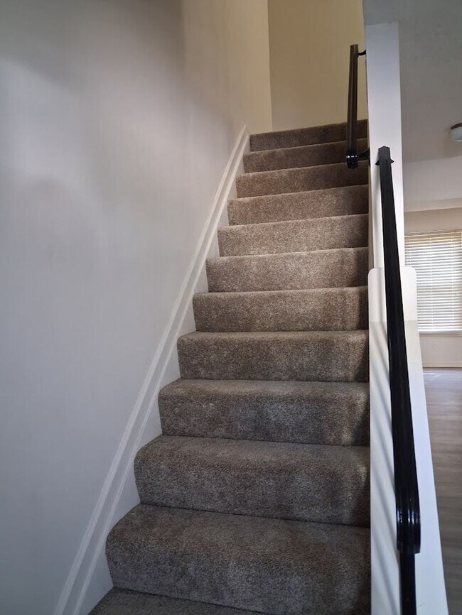 Building Photo - Charming 3BR Townhouse with Fenced Backyard and Community Pool