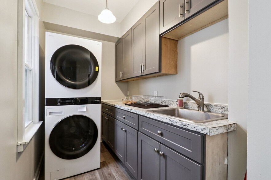 In-unit washer & dryer - 136 Shelton Ave