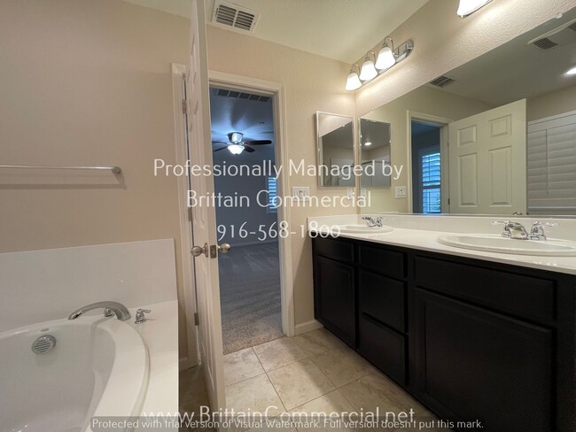 Building Photo - Gorgeous and Spacious 3 Bed 2.5 Bath Two-S...